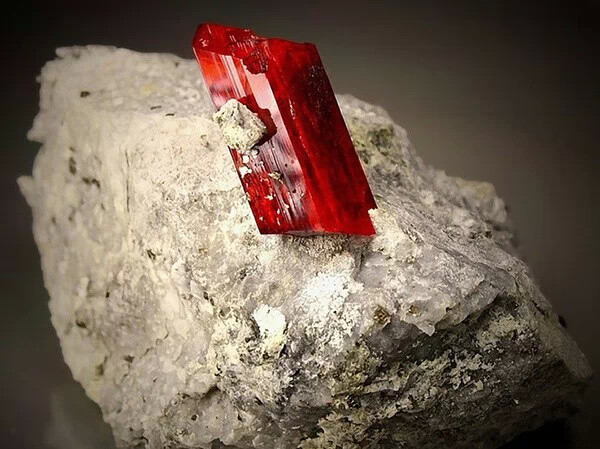 辰砂又称朱砂,丹砂,是硫化汞的天然矿石,大红色,有金刚光泽至金属光泽