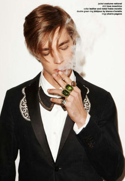 男生夹烟最帅的姿势图片