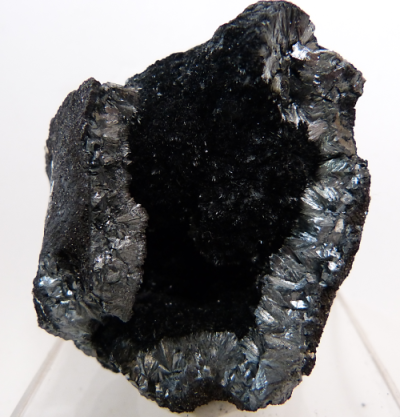 软锰矿非常软,还不及人的指甲硬它的颜色为浅灰到黑,具有金属光泽