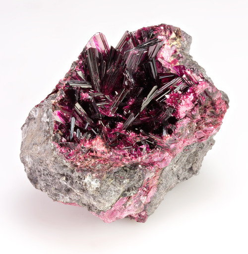 钴华是一种磷酸盐矿物,它的晶体极为少见,一般多为土状出现