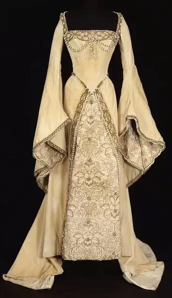 欧洲中世纪裙子叫什么图片
