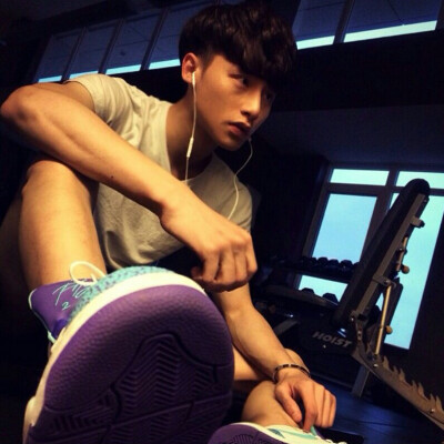 然妹妹哟v:自截男生头像