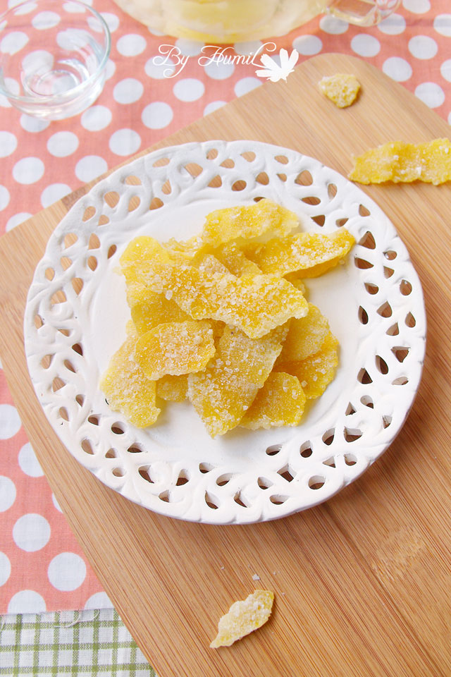 柚子皮糖 1 用削皮器把柚子皮削出 2 用盐水泡3个小时以上 3 重复用