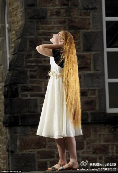 英国一个12岁的小女孩拥有一头1米多长的金发,每次都要花费一个多小时