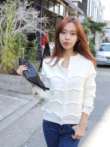 白色短款针织衫