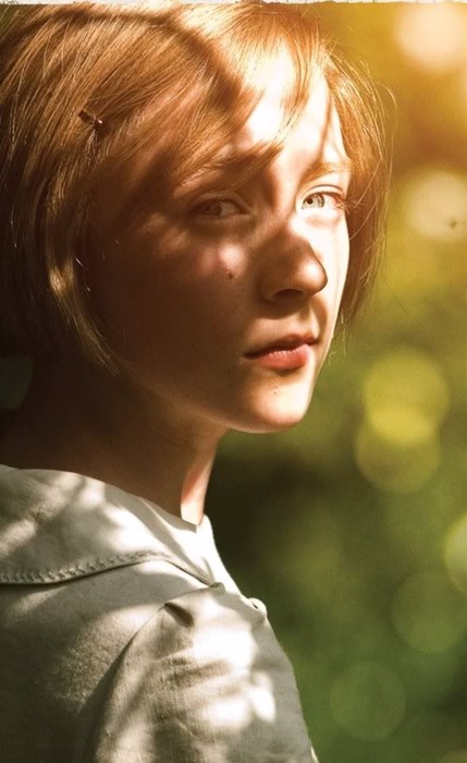 西尔莎·罗南(saoirse ronan),1994年4月12日出生于美国纽约,演员.