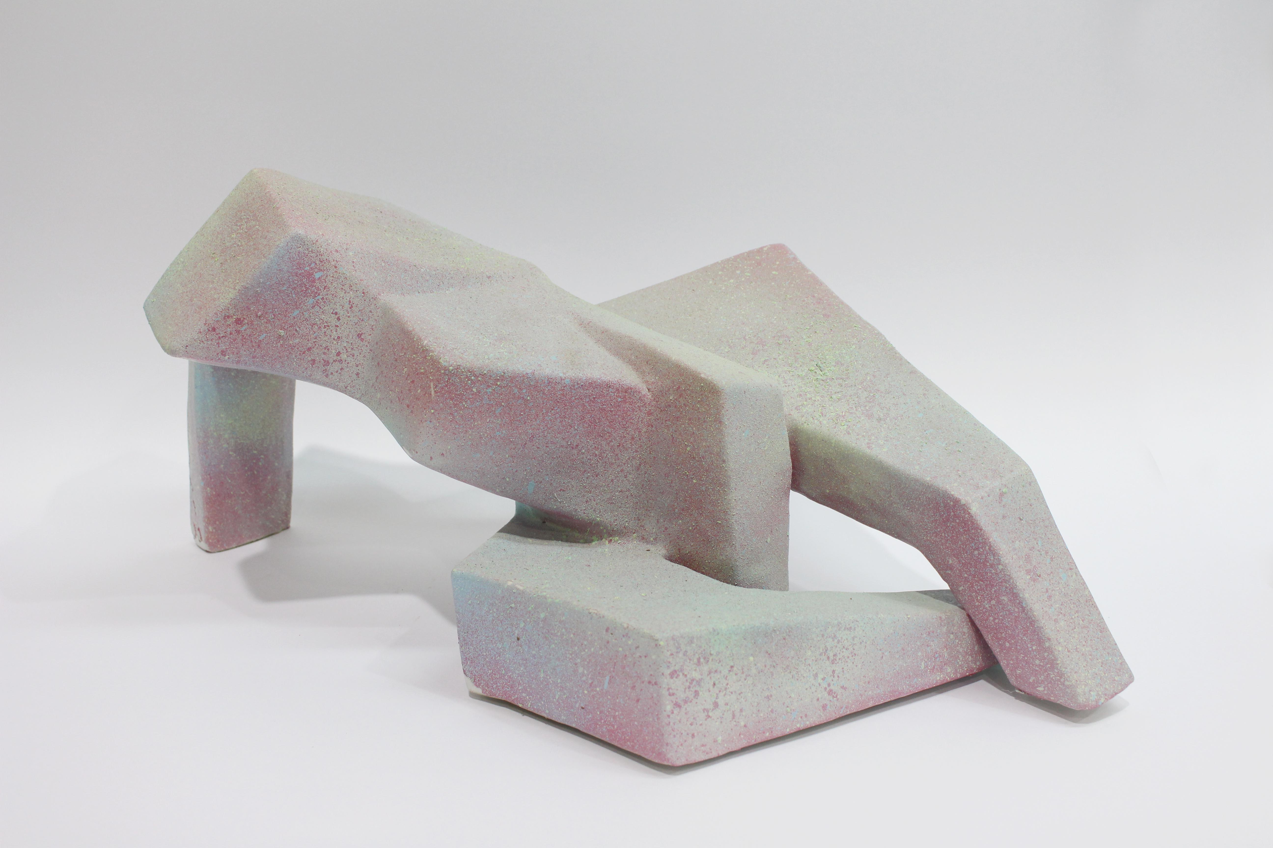 整件作品由抽象的几何形体组成,以女人体外轮廓形象为主要方向,从泥塑