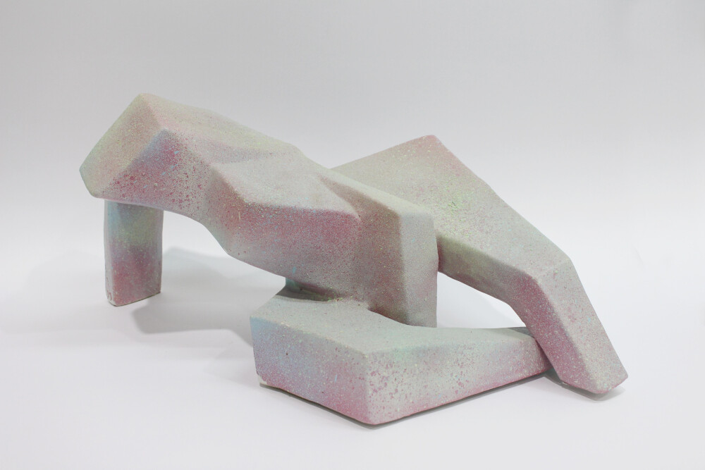 整件作品由抽象的几何形体组成,以女人体外轮廓形象为主要方向,从泥塑