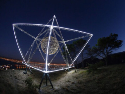 由艺术家christopher swift创作的装置艺术作品《太阳星》.