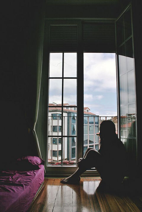 孤独望着窗外的图片图片