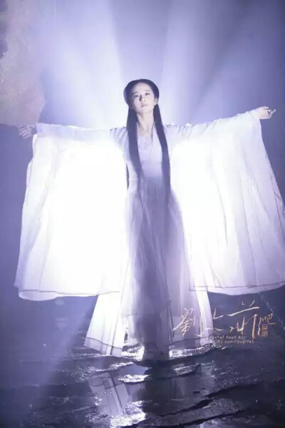 《神雕侠侣》刘亦菲饰小龙女 翩翩起舞,犹似仙人归.