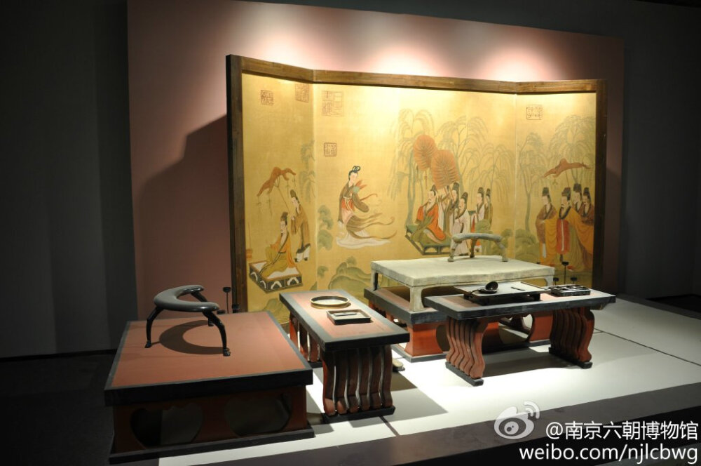 床榻是六朝时期室内最主要的家具,其余器物皆围绕床榻而陈设.