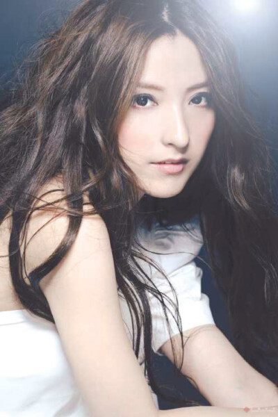 p),1988年3月13日生于上海,中国流行女歌手.