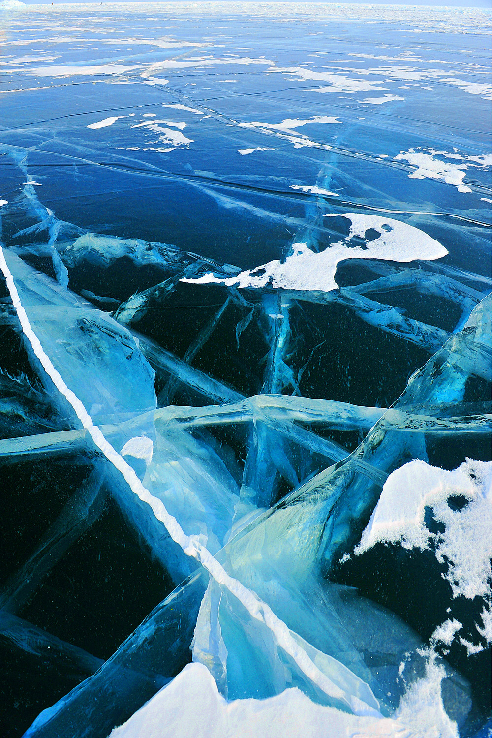 贝加尔湖清澈的湖水结成了完全透明的冰