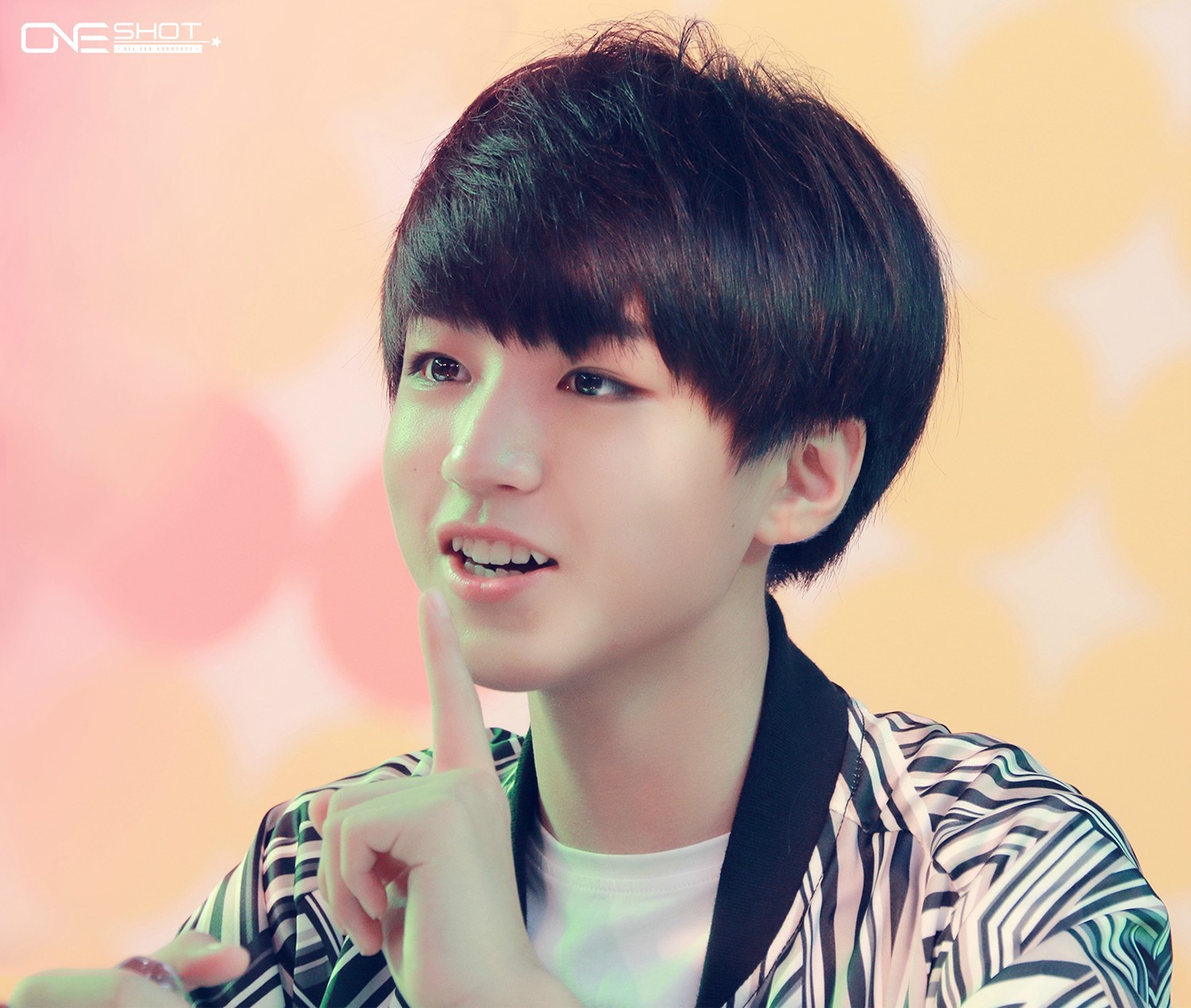 tfboys王俊凯 王俊凯 140809广州安捷动漫展签售会 cr.logo