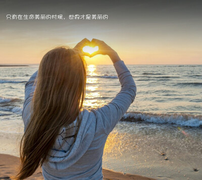 一家三口的背影