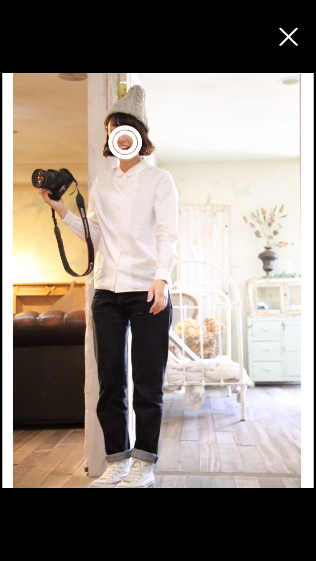 白衬衫 × 黑直筒牛仔裤