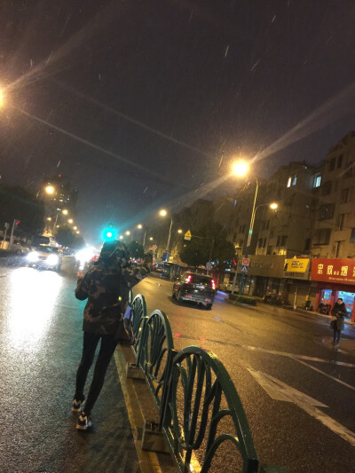 行走在冷风中