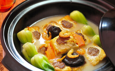 五福豆腐煲丨食材:豆腐 豆腐干 豆腐泡 腐竹 豆腐皮 虾 鱿鱼 鹌鹑蛋