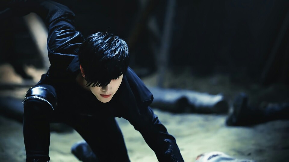 身后,年轻男子催促:小哥,粽子有什么好看的,快走啊