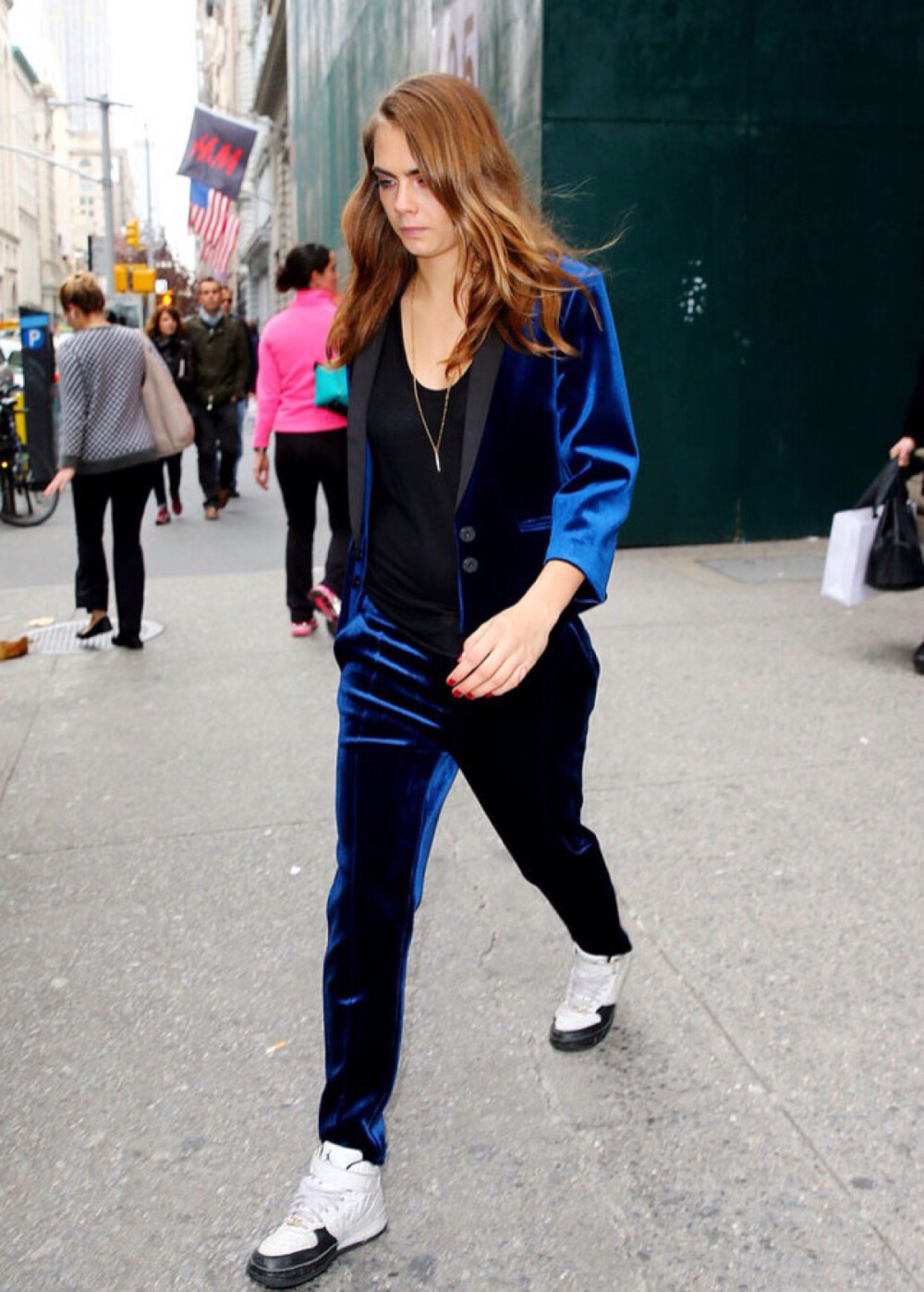 欧美明星街拍 丝绒西装配运动鞋