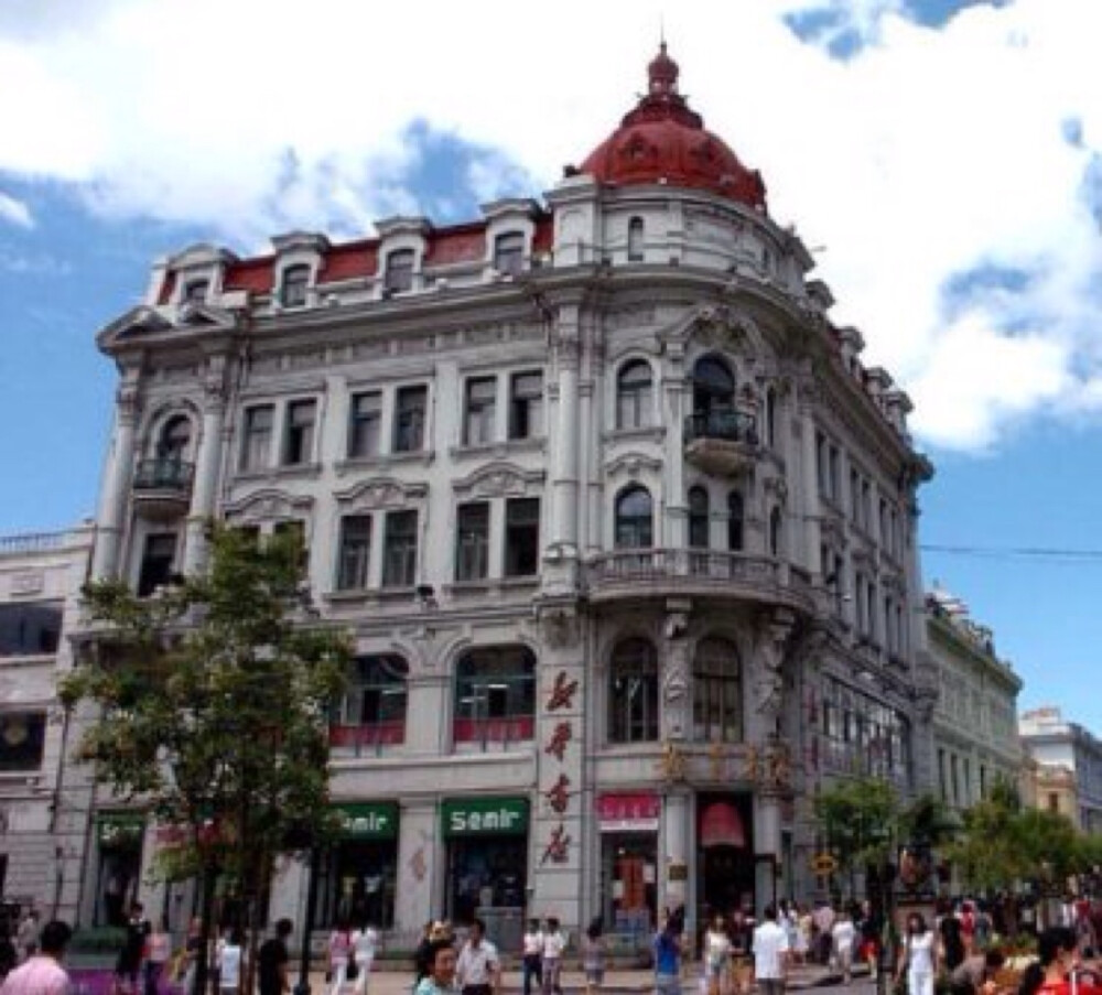 教育书店建于1909年,原为松浦洋行,是哈尔滨市最大的巴洛克建筑代表