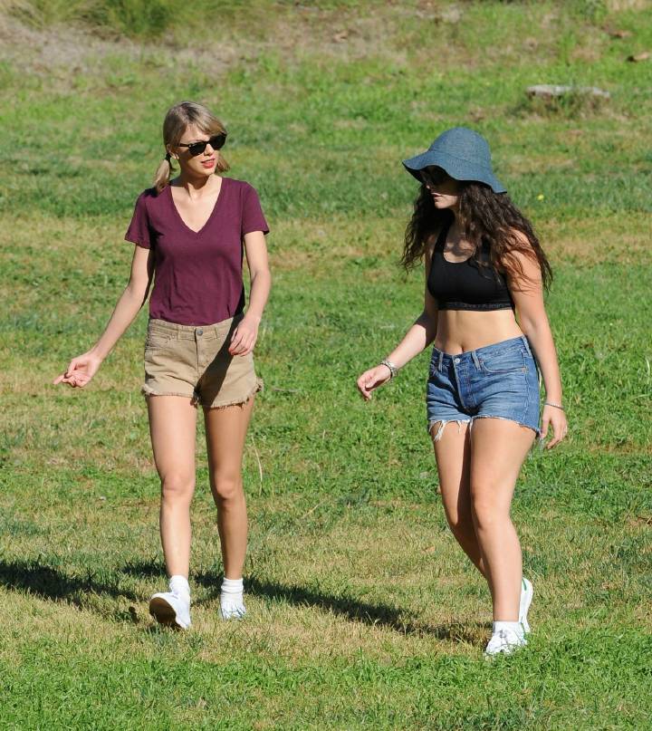 【街拍-01/14】当地时间13日,taylor与好闺蜜lorde来到郊外春游.