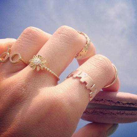 童话中,每个戒指里都住着一个甜美的梦,手上佩戴着希望,是自已给自已