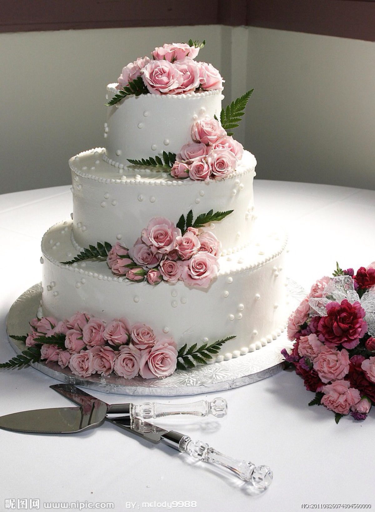 三层粉色花花浪漫婚礼奶油蛋糕