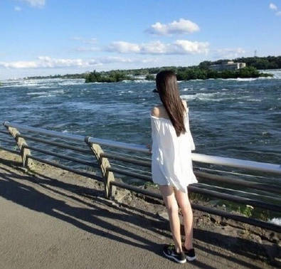 女生黑白头像背影