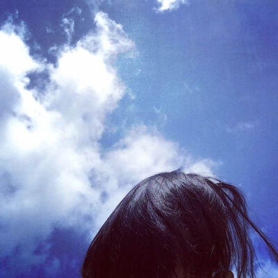女生抬头看天空的图片图片