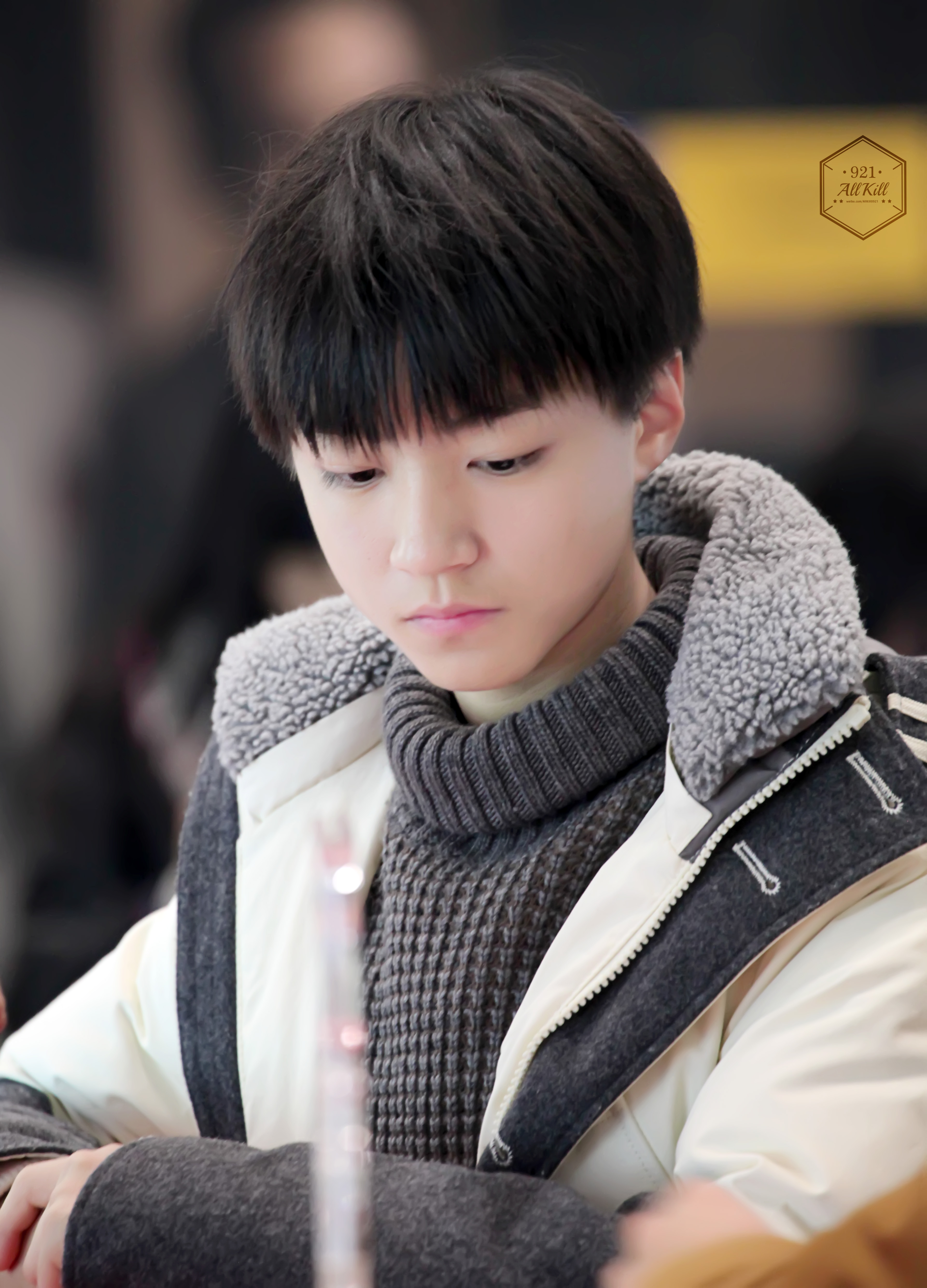 王俊凯 2015.1.11 机场图 cr logo