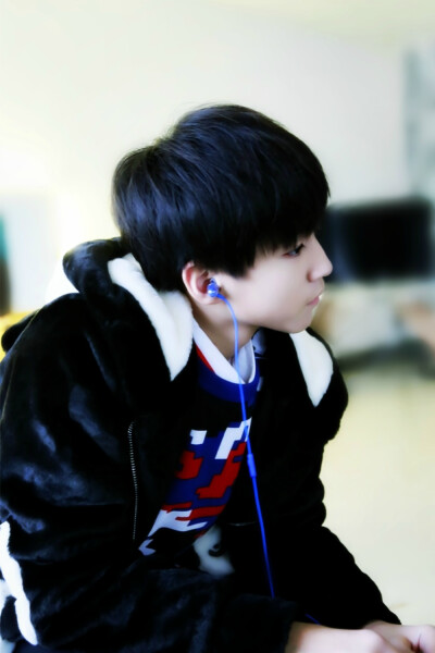 【#王俊凯#】【蓝色耳机.期待你的新歌~~~】官方微博配图,去水印.