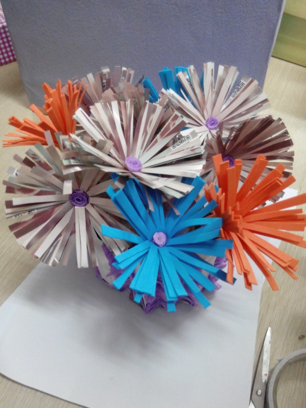 家里有不用的杂志纸,或者废纸,可以来做美美的花朵
