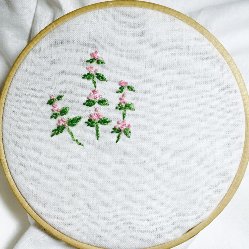 红色的小花是用两股颜色不同的线绣的,效果不错