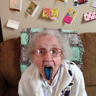 一位可爱的grandma 喜欢做鬼脸 人活到这个年纪就应该调皮可爱一些