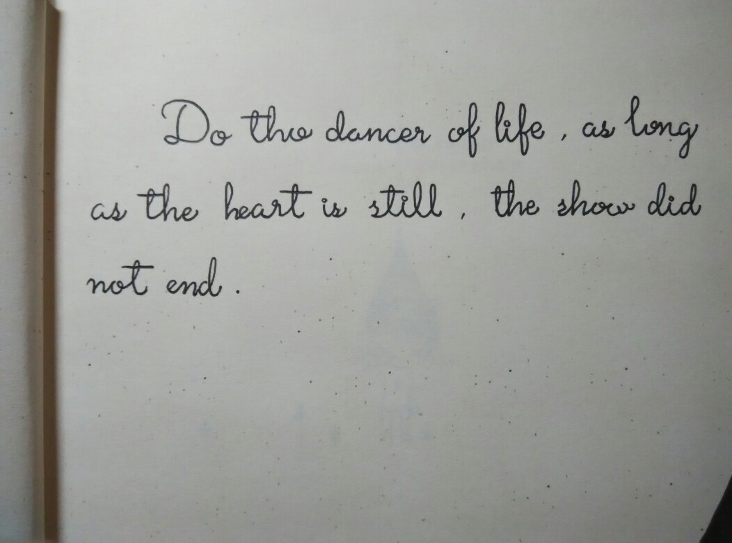 英文 文字 手写 『做生命的舞者,只要心跳还在,演出就没有落幕』 来自