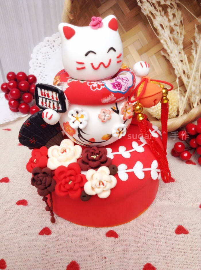 和风招财猫/ 材质:超轻粘土 底座为化妆品圆柱纸盒