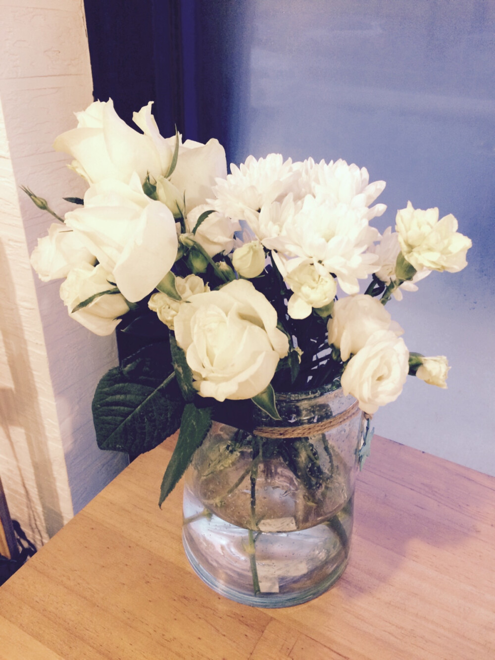 白绿相间的花,散放在有气泡的玻璃瓶中,清雅剔透,美好的生活也就是