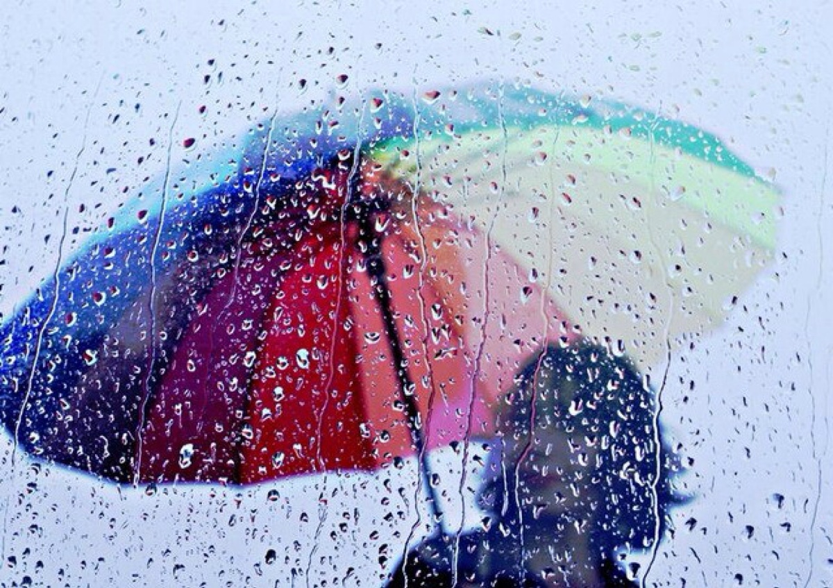 雨天打伞壁纸图片