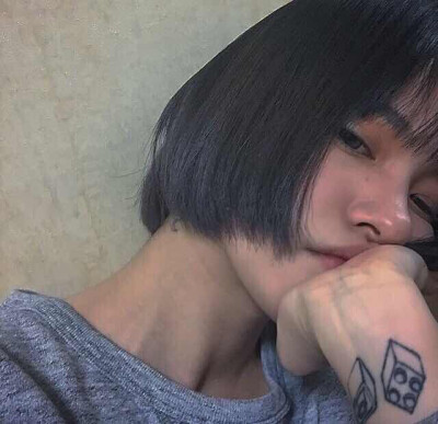 短发女生酷酷的头像自用