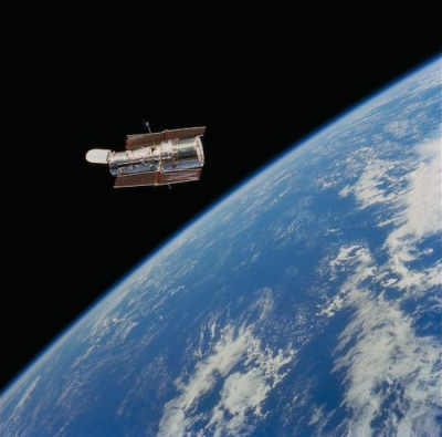1990年4月24日,佛罗里达州肯尼迪太空中心将哈勃望远镜送上太空,它被