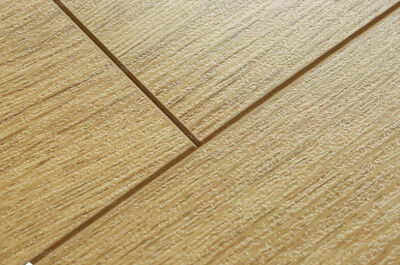 贝尔英伦橡木高端强化复合地板采用倒角滚漆工艺呈现天然实木纹理