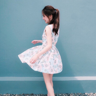 裙子飞起来少女.