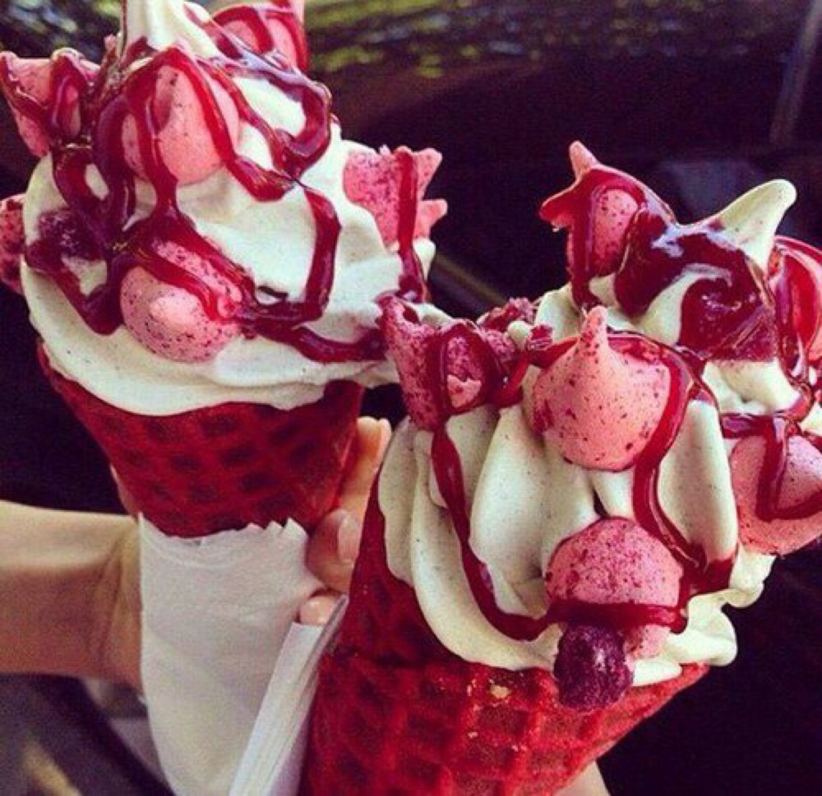 red velvet草莓甜筒冰淇淋