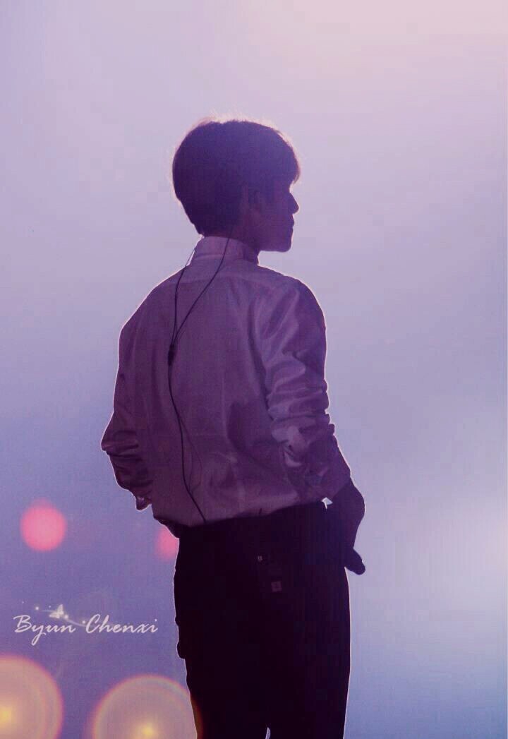 就是这个男人的背影撑起了我整个青春整片天 就是这个男人的肩膀让我