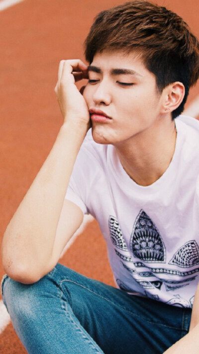 吴亦凡 kris 壁纸 帅哥 明星 exo 男神 服饰 街拍 写真 画报《有一个