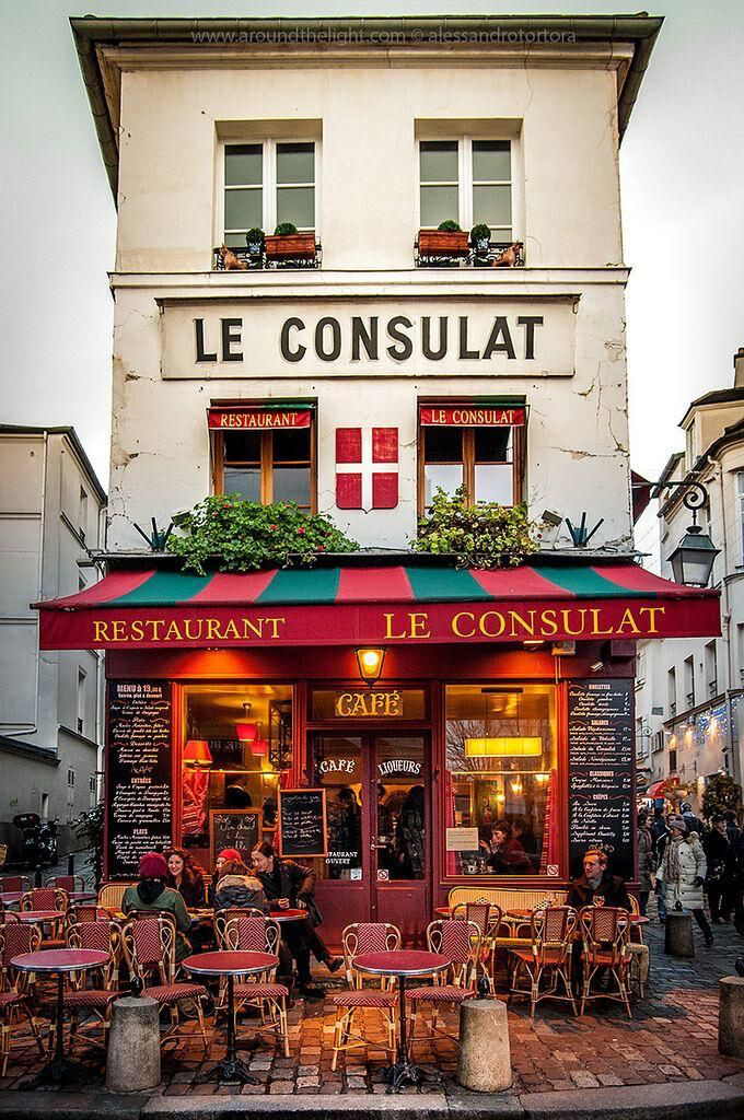 法国巴黎蒙马特区一个咖啡馆,那边的人好像很少去星巴克呢