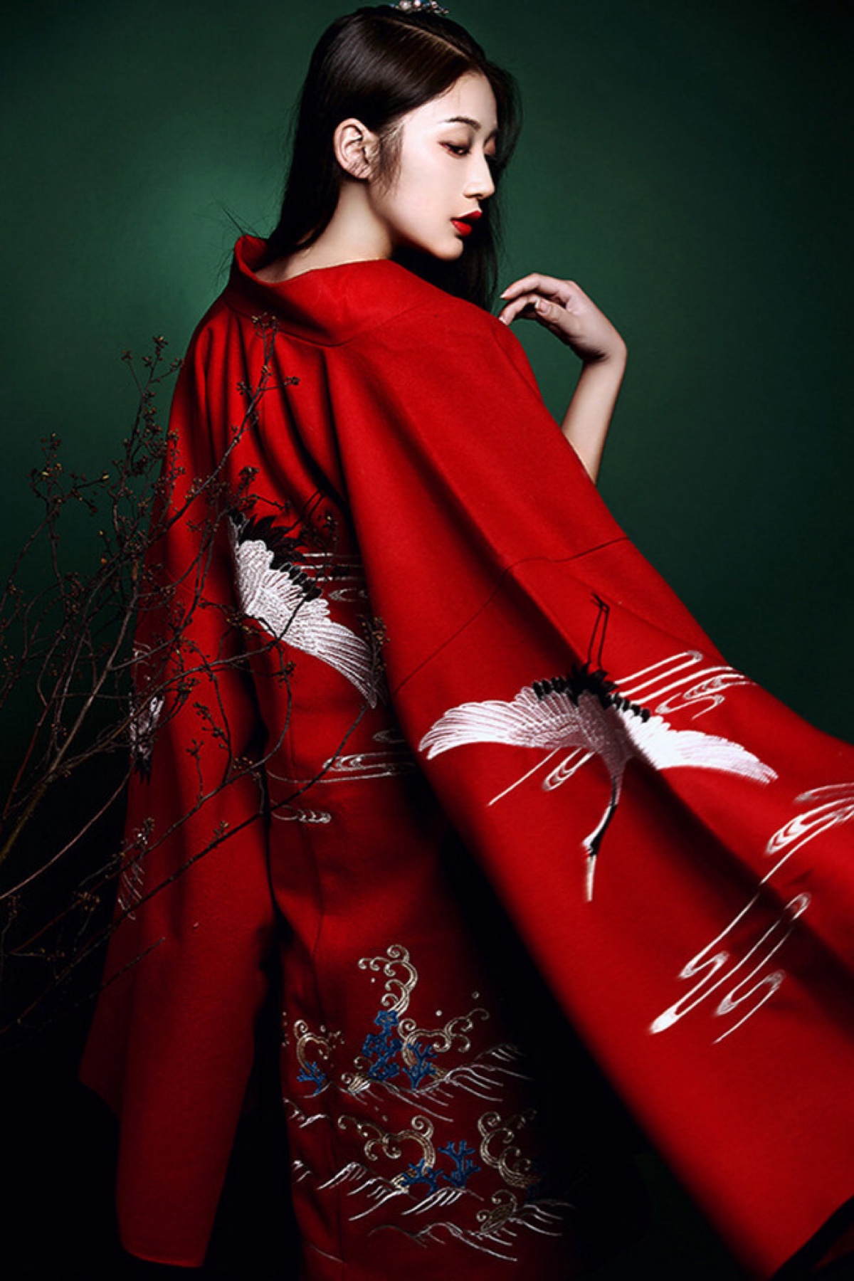 有女妖且丽.裴回湘水湄.