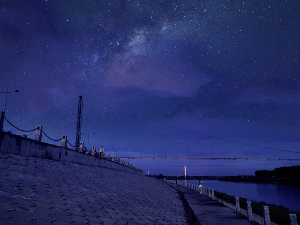 家乡的夜晚星空璀璨